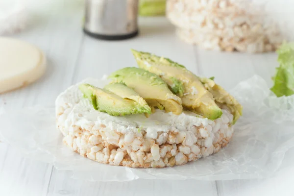 Rijst cake met roomkaas en avocado — Stockfoto