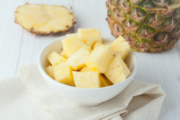 Ananász darabokat, fehér tálban — Stock Fotó