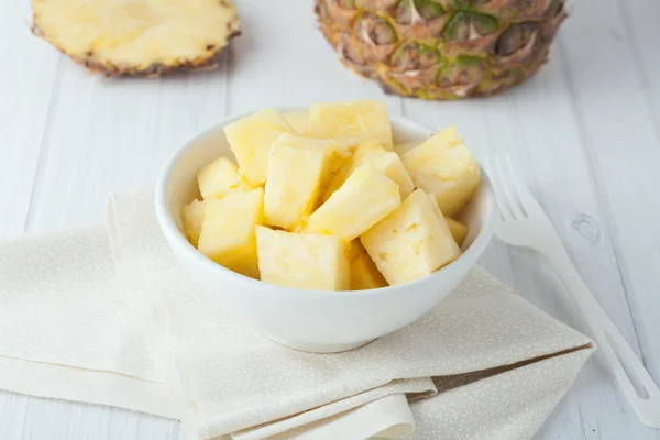 Pineapple chunks in white bowl — Stock Photo, Image
