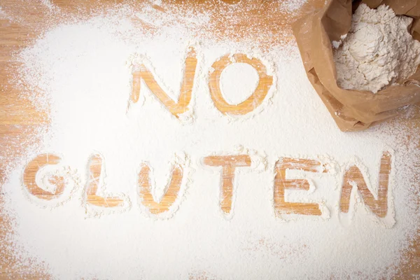 As palavras NO GLUTEN escrito na farinha sem glúten — Fotografia de Stock