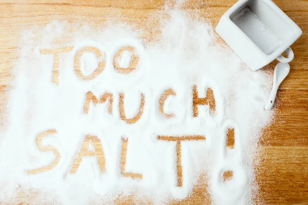Woorden te veel zout handgeschreven op zout — Stockfoto