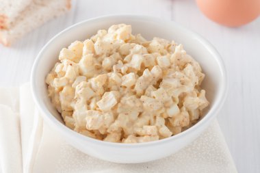 Ev yapımı yumurta salatası