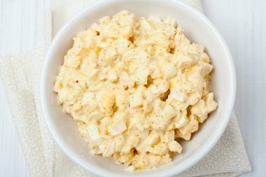 Ev yapımı yumurta salatası
