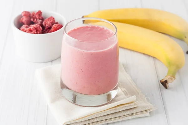 A glass of fresh homemade frozen raspberries and banana smoothie — Stock Photo, Image