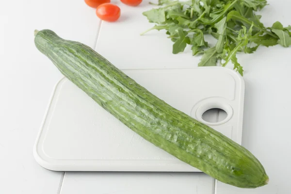 Bütün organik İngilizce salatalık — Stok fotoğraf