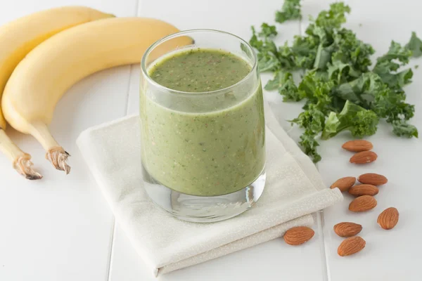 Green smoothie, ingredients include bananas, fresh kale and almonds — Stock Photo, Image