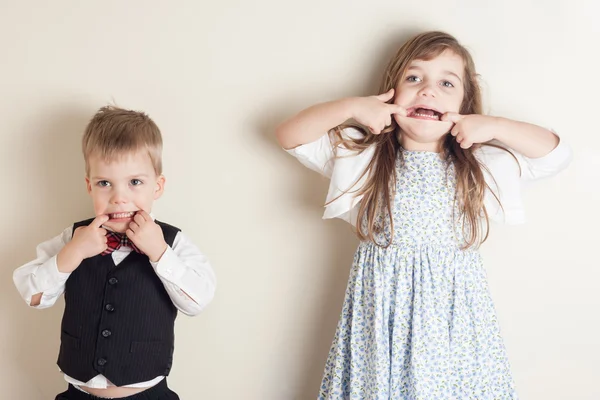 Broer en zus gezichten maken — Stockfoto