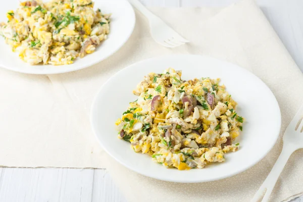 Huevos revueltos con cebolla roja y hierbas — Foto de Stock