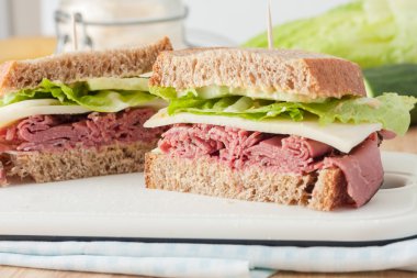 sığır eti, peynir, hardal ve marul kepekli İtalyan ekmek arası sandviç