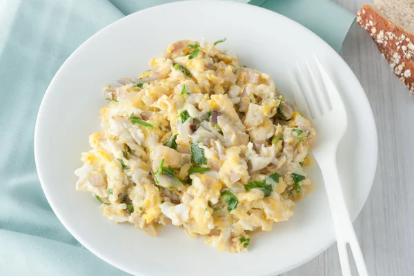 Huevos revueltos con hierbas frescas y cebolla roja — Foto de Stock