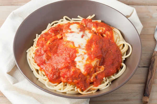 Homemade breaded cutlet in tomato sauce and melted cheese over spagetti — Stock Photo, Image