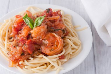 şarap domates soslu spagetti makarna karides