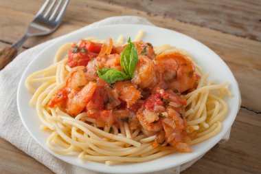 şarap domates soslu spagetti makarna karides