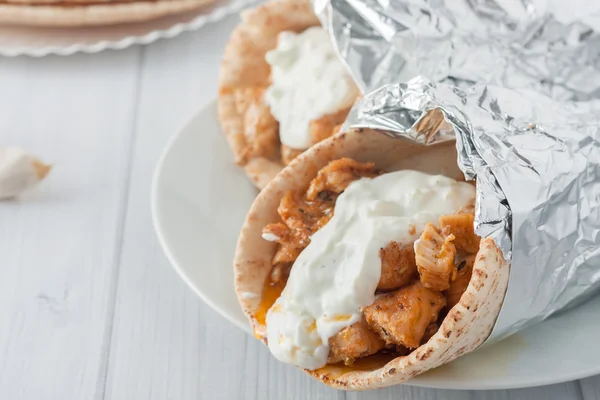 Comida tradicional grega, souvlaki também conhecido como giroscópios — Fotografia de Stock