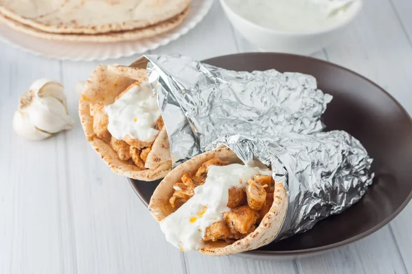 Comida tradicional grega, souvlaki também conhecido como giroscópios — Fotografia de Stock