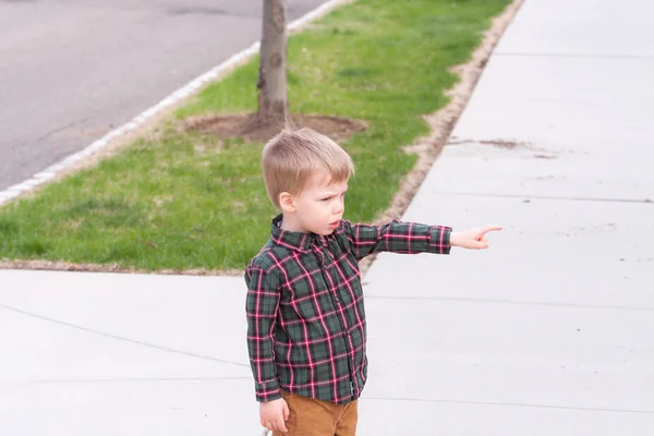 Toddler boy pointing to something — Stock Photo, Image