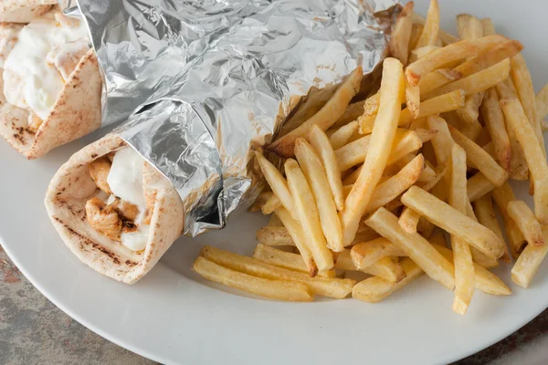 Comida griega tradicional, souvlaki también conocido como gyros —  Fotos de Stock