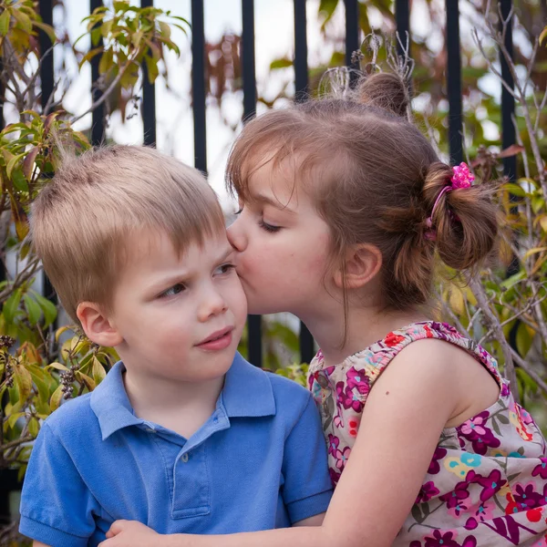 Niña besando a su hermano — Foto de Stock