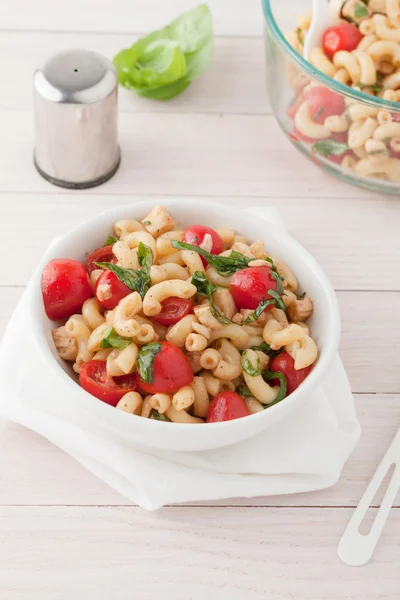 Ensalada de macarrones italianos con tomates y albahaca fresca —  Fotos de Stock