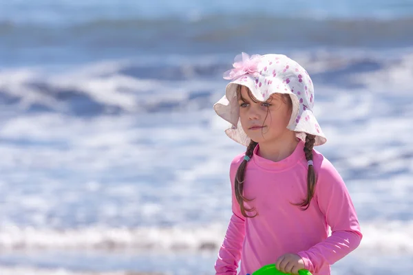 Little girl wearing long sleeve shirt and hat — Stockfoto