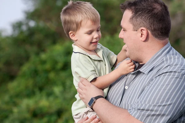 2 yaşındaki oğlu tutan baba