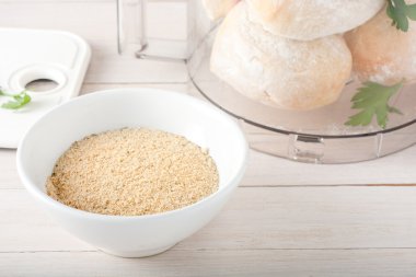 baharat ve otlar ile ev yapımı ekmek kırıntıları