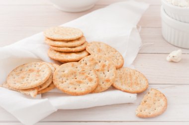Beyaz keten peçete üzerinde yuvarlak kraker