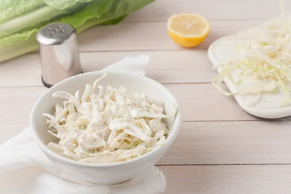 Salade de chou blanc dans un bol blanc — Photo