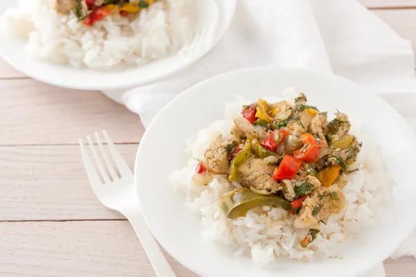 Huhn oder Schwein mit Paprika und Kräutern und Gewürzen über Reis — Stockfoto