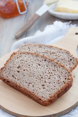 çeşitli gluten ücretsiz un ve psyllium kabuğu tozu ile yapılan gluten free ekmek dilimleri