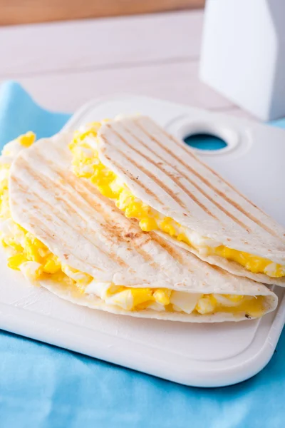 早餐-两个玉米饼或用鸡蛋和奶酪烤三明治压机在包装 — 图库照片