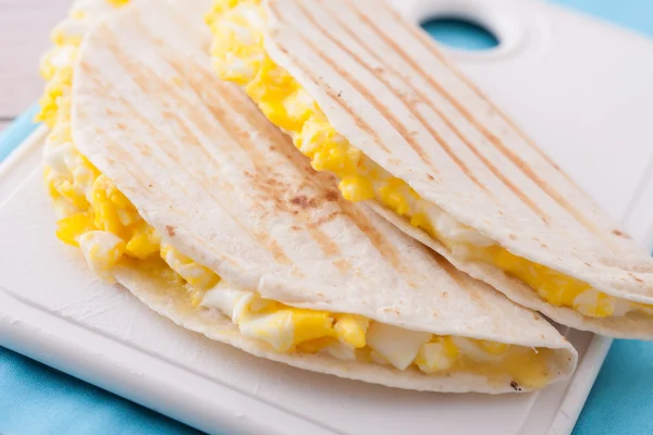 Kahvaltı - iki ekmeği veya yumurta ve tost panini Basında peynir ile tamamladı