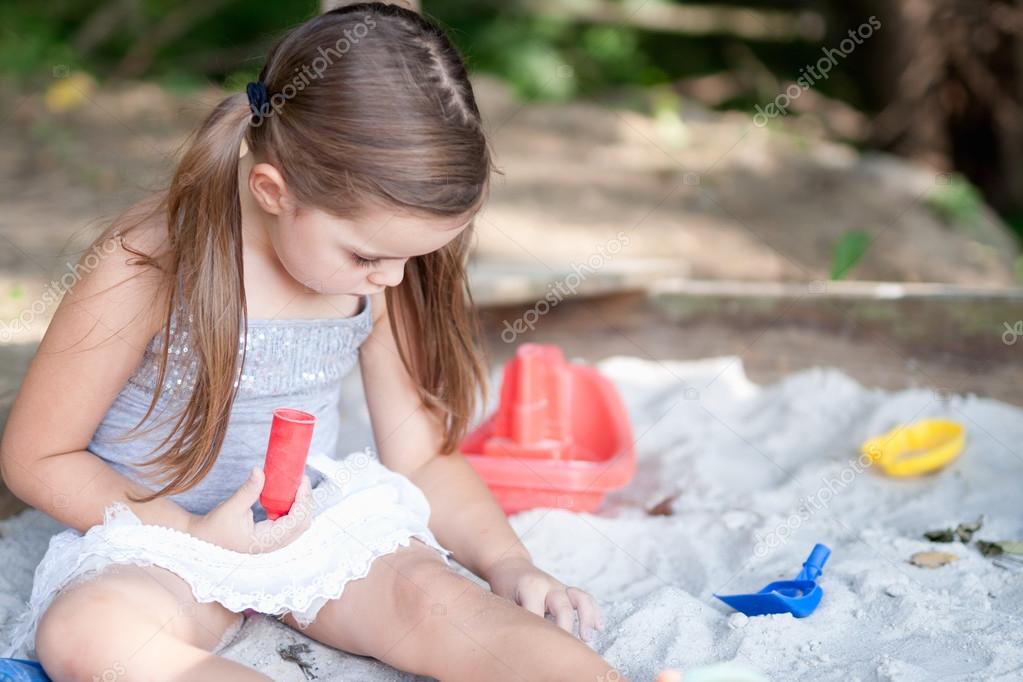 Mädchen spielen mit großen Schwänzen