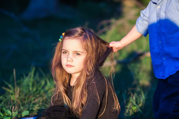 yürümeye başlayan çocuk kardeşinin saçını çekiyor ise güzel bir küçük kız portresi