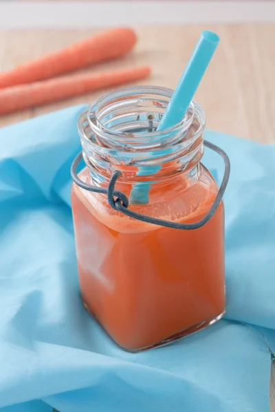 Jugo de zanahoria orgánica exprimido fresco en taza de vidrio transparente —  Fotos de Stock