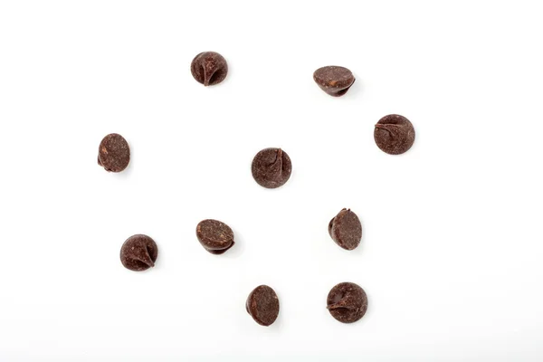 Coklat chip tersebar di latar belakang putih — Stok Foto
