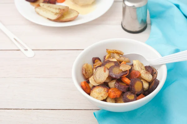 Hortalizas de raíz tostadas: zanahorias, chirivías, rebanadas y asadas con miel y cinamón — Foto de Stock