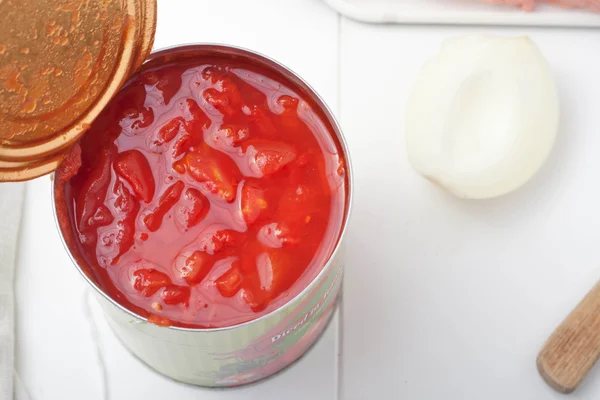 Ein Blick von oben auf die geöffnete Dose mit Tomatenwürfeln — Stockfoto