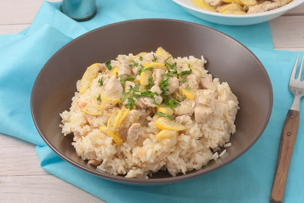 Arroz cocido en caldo de pollo y revuelto frito con pechuga de pollo, zuchnini, ajo y especias decoradas con perejil — Foto de Stock