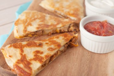 ev yapımı tavuk mexican quesadilla salsa bir tarafı Ahşap doğrama tahtası üzerinde