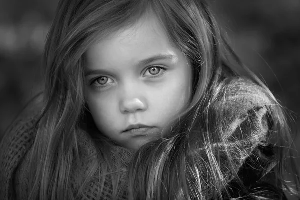 Black and white portrait of a beautiful young girl taken outside — Stock Photo, Image