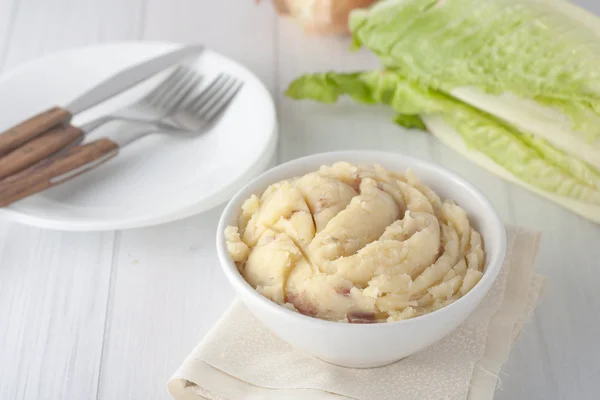 Puré de patatas arreglado en un tazón blanco — Foto de Stock