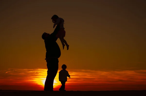 一个单身父亲与他的两个孩子一起度假的剪影 — 图库照片