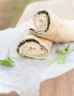 Türkiye, Yeşiller ve tam buğday tortilla film ile yapılan peynir ile sağlıklı bir şal