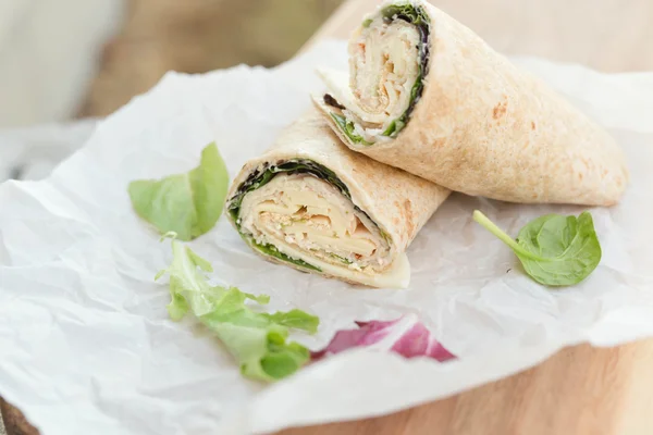 Una envoltura saludable con pavo, verduras y queso hecha con envoltura de tortilla de grano entero —  Fotos de Stock