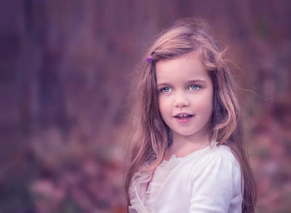 Porträt eines schönen kleinen Mädchens, das draußen liegt — Stockfoto