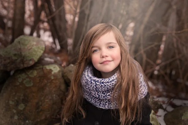 Ritratto di una bella bambina distesa all'esterno — Foto Stock