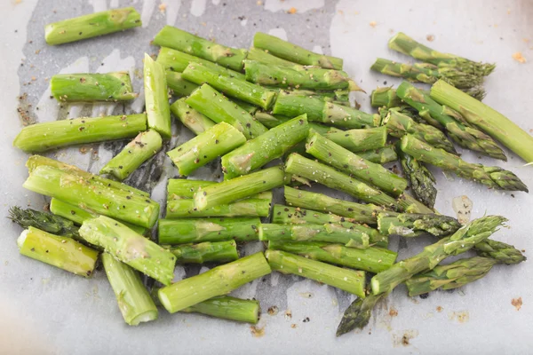 Asparagi Tritati Arrosto Con Olio Oliva Spezie Carta Pergamena — Foto Stock