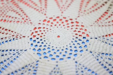 Hank, mavi arkaplanda beyaz çiçekli kumaş ördü.