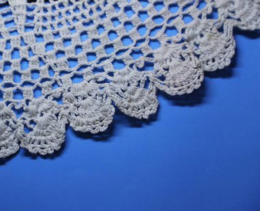 Hank, mavi arkaplanda beyaz çiçekli kumaş ördü.